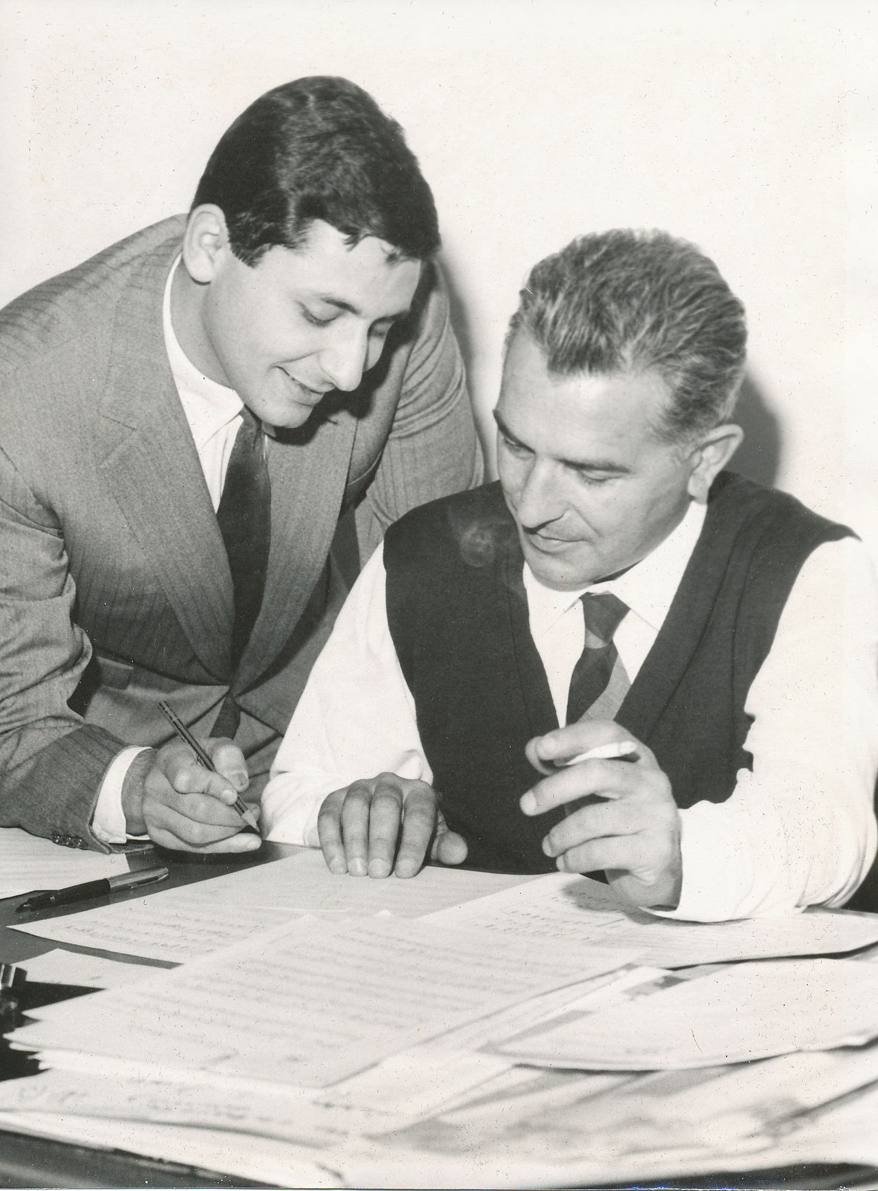 Carlo Donida seduto al pianoforte con Mogol, primi anni Sessanta