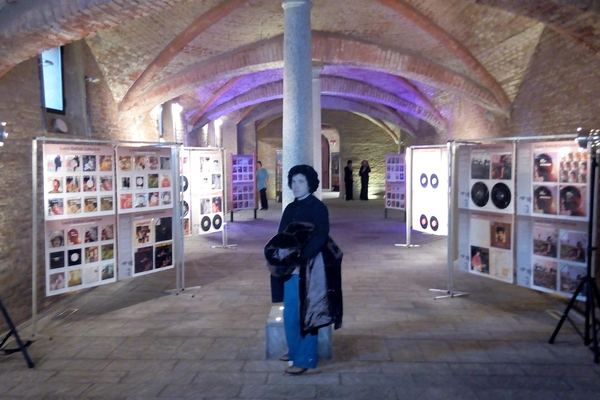 Il percorso della mostra Lucio Battisti Collection in una sala con volte a crociera