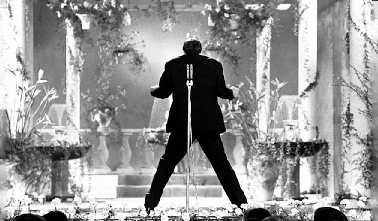 Adriano Celentano sul palco nel 1961