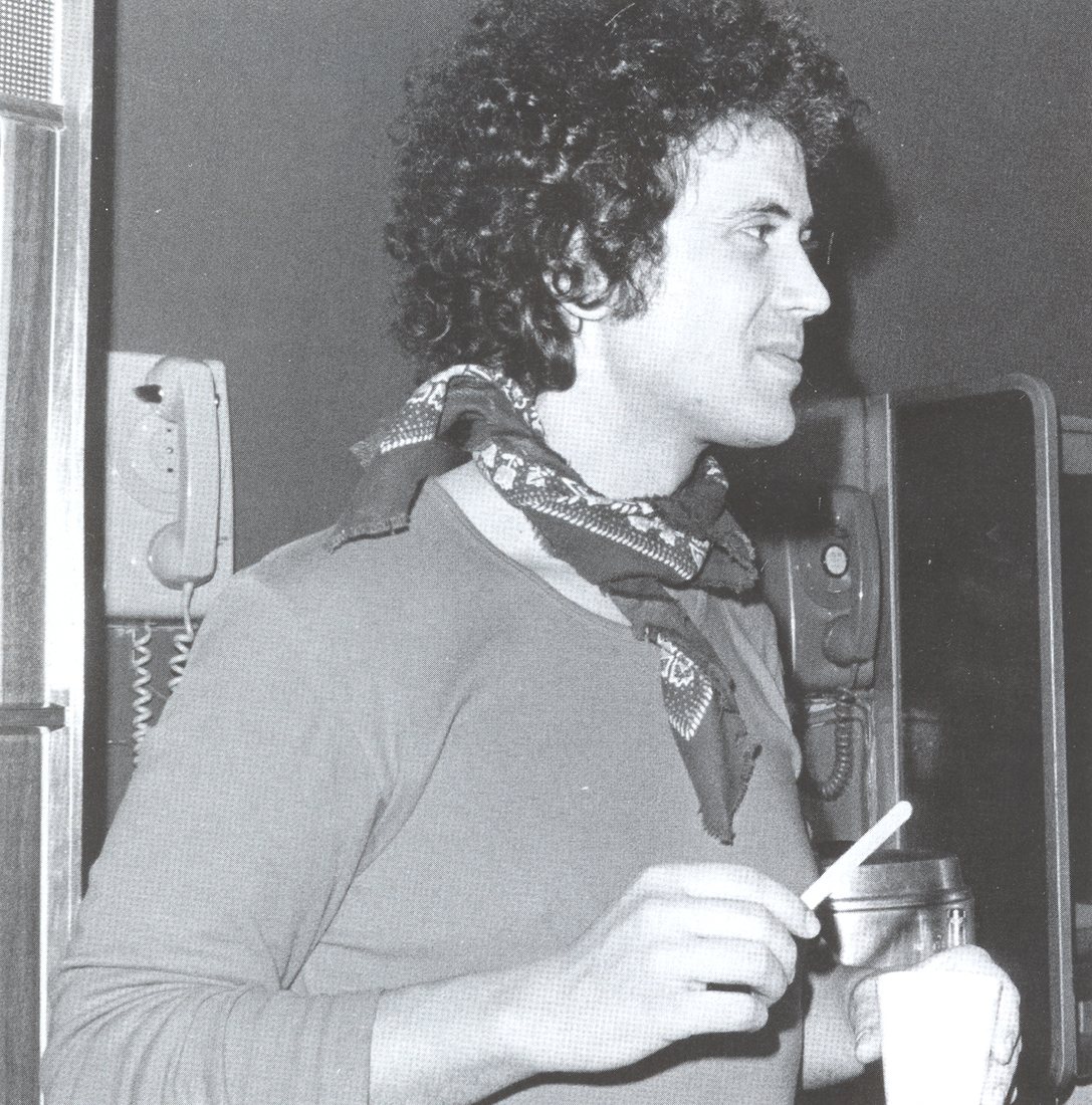 Lucio Battisti di profilo, in bianco e nero, con un foulard