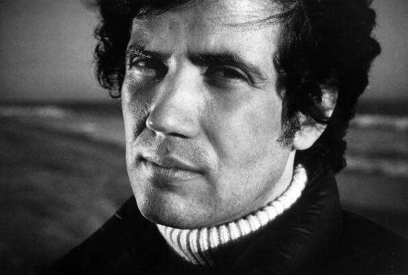 Ritratto in bianco e nero di Lucio Battisti sulla spiaggia