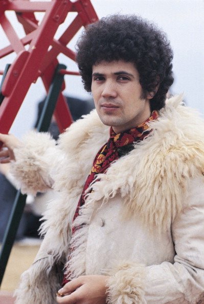 Lucio Battisti con un cappotto di montone
