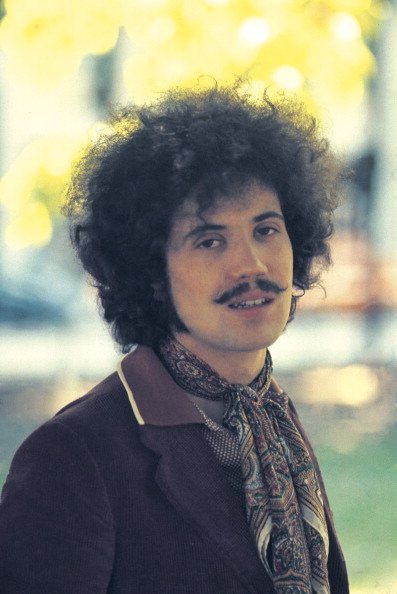Lucio Battisti con i baffi, a colori