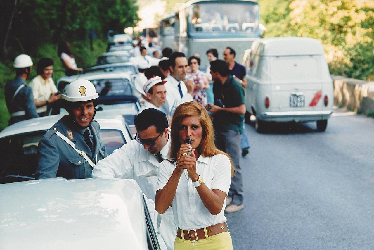 Dalida tra il pubblico del Cantagiro nel 1968