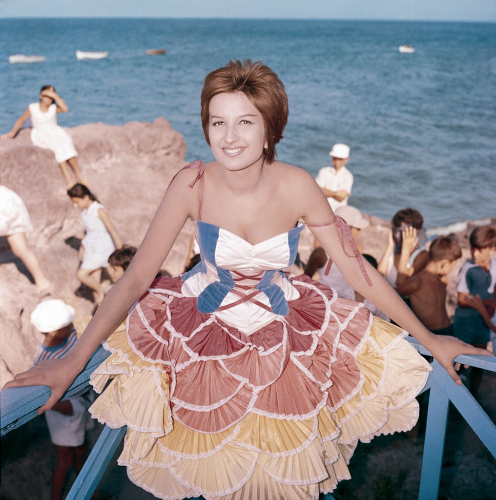 Mina sorridente in spiaggia nel 1959