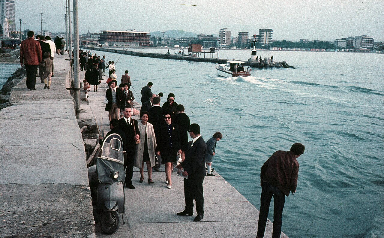 Passeggiata sul molo del porto di Rimini nel 1970