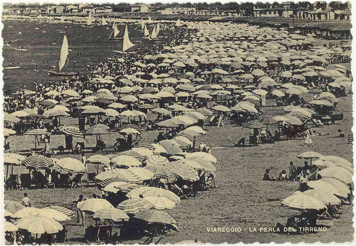 Una distesa di ombrelloni sulla spiaggia di Viareggio nel 1955