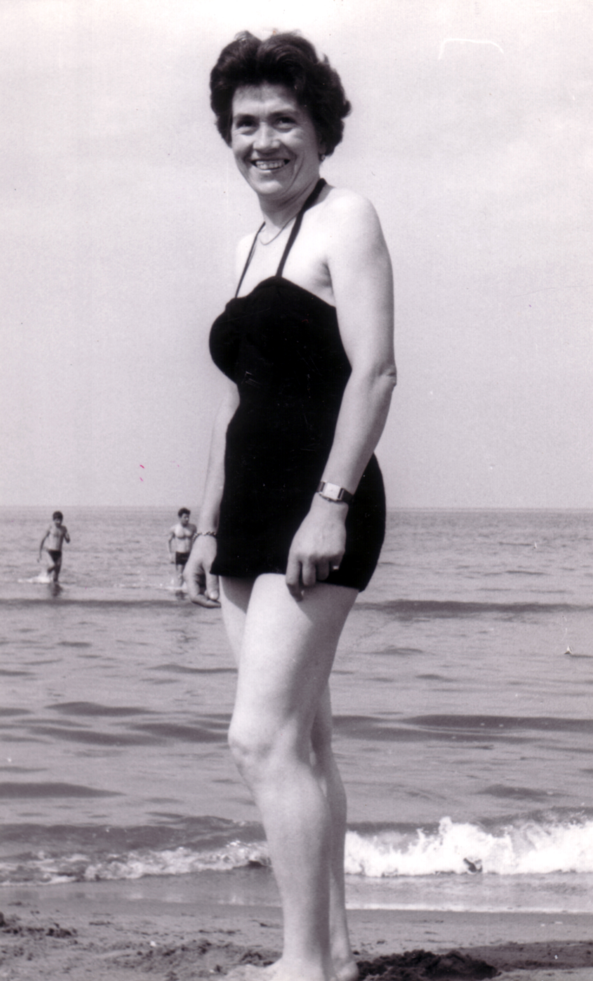 Una ragazza in costume sulla spiaggia di Viareggio nel 1960